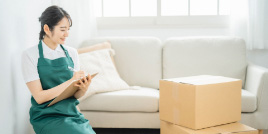 片付け作業をしている女性